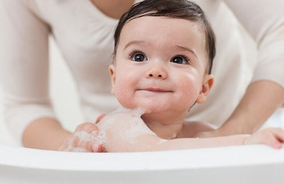 Tắm cho trẻ sơ sinh: 5 sai lầm cần tránh!