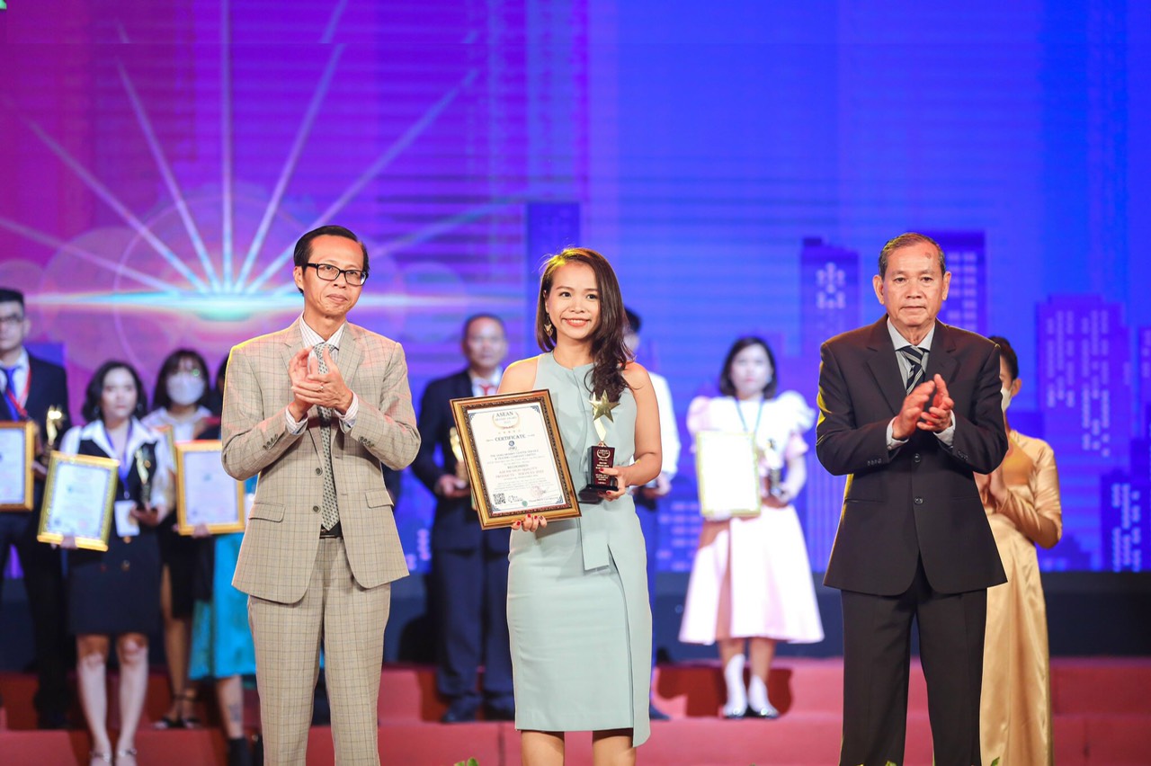 Ms.Ái Đỗ - Founder Jamu Mommy Center nhận giải thưởng 